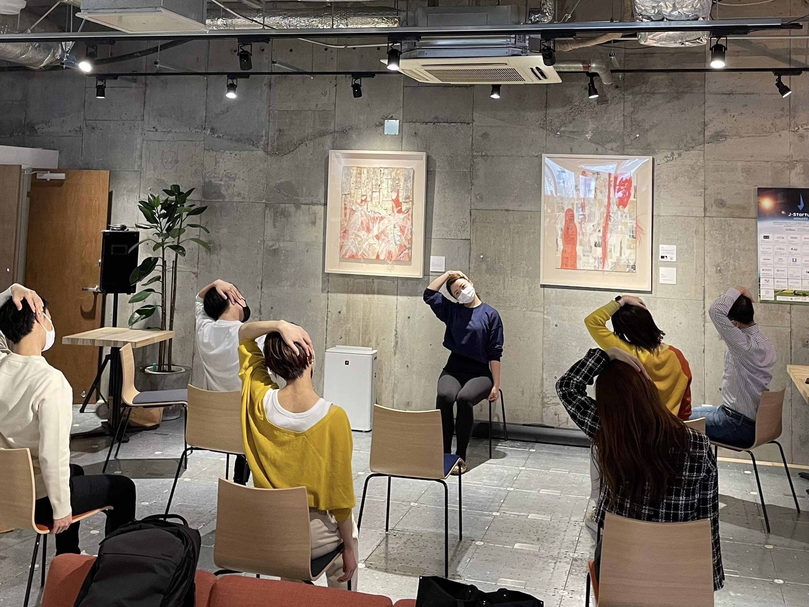 札幌市図書・情報館×さっぽろウェルネスプロジェクト　今日よりもっといい明日へ！自分をケアする簡単オフィスヨガイメージ2枚目