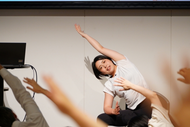 札幌市図書・情報館×さっぽろウェルネスプロジェクト　今日よりもっといい明日へ！自分をケアする簡単オフィスヨガイメージ2枚目