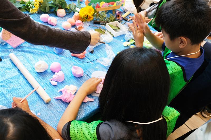 札幌市立大学デザイン学部 こども向けワークショップ「アートにであう」イメージ