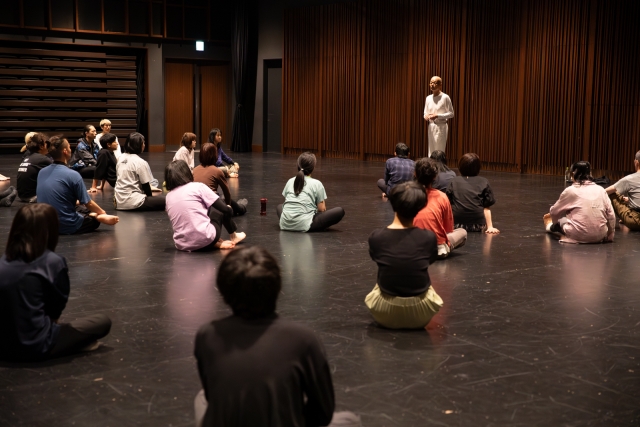 山海塾「降りくるもののなかで―とばり」関連イベント 山海塾舞踏手によるワークショップイメージ4枚目