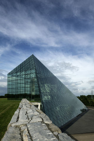 モエレ沼公園ガラスのピラミッドイメージ